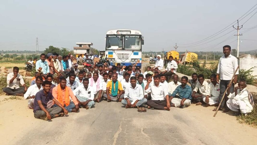 Farmers strike | తరుగు పేరుతో మోసం.. రోడ్డెక్కిన అన్నదాతలు