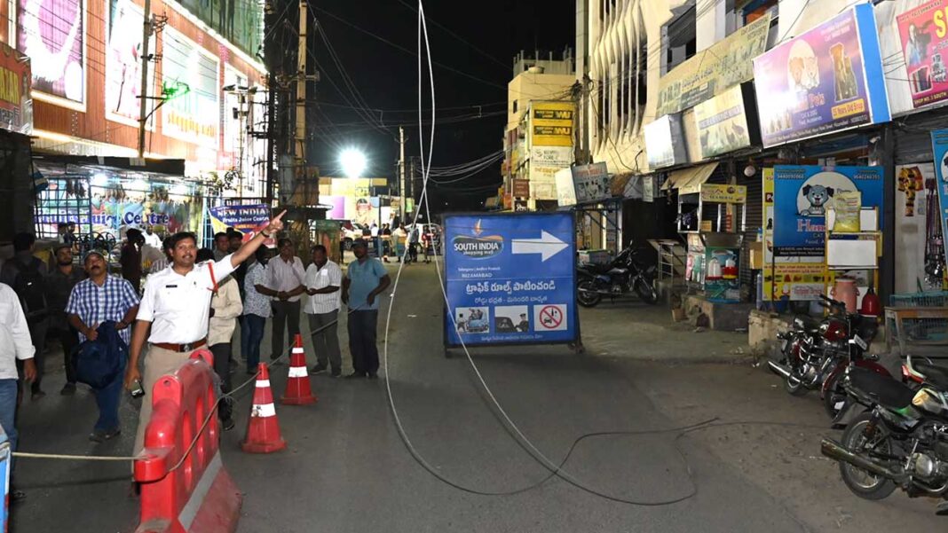 Nizamabad Traffic | నడిరోడ్డుపై తెగిపడిన విద్యుత్​వైర్లు.. స్పందించిన ట్రాఫిక్​ పోలీసులు