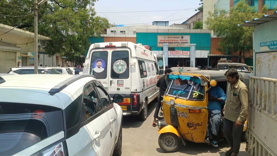 GGH Kamareddy | జీజీహెచ్​లోకి అంబులెన్స్​లు వెళ్లేదెట్లా..!