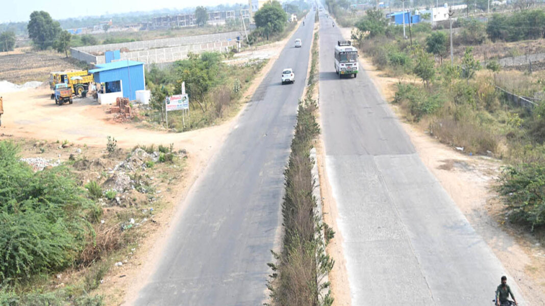 Nizamabad Bypass | నిజామాబాద్​ బైపాస్​లో దారుణం.. పోలీసులమని చెప్పి నిలువు దోపిడీ